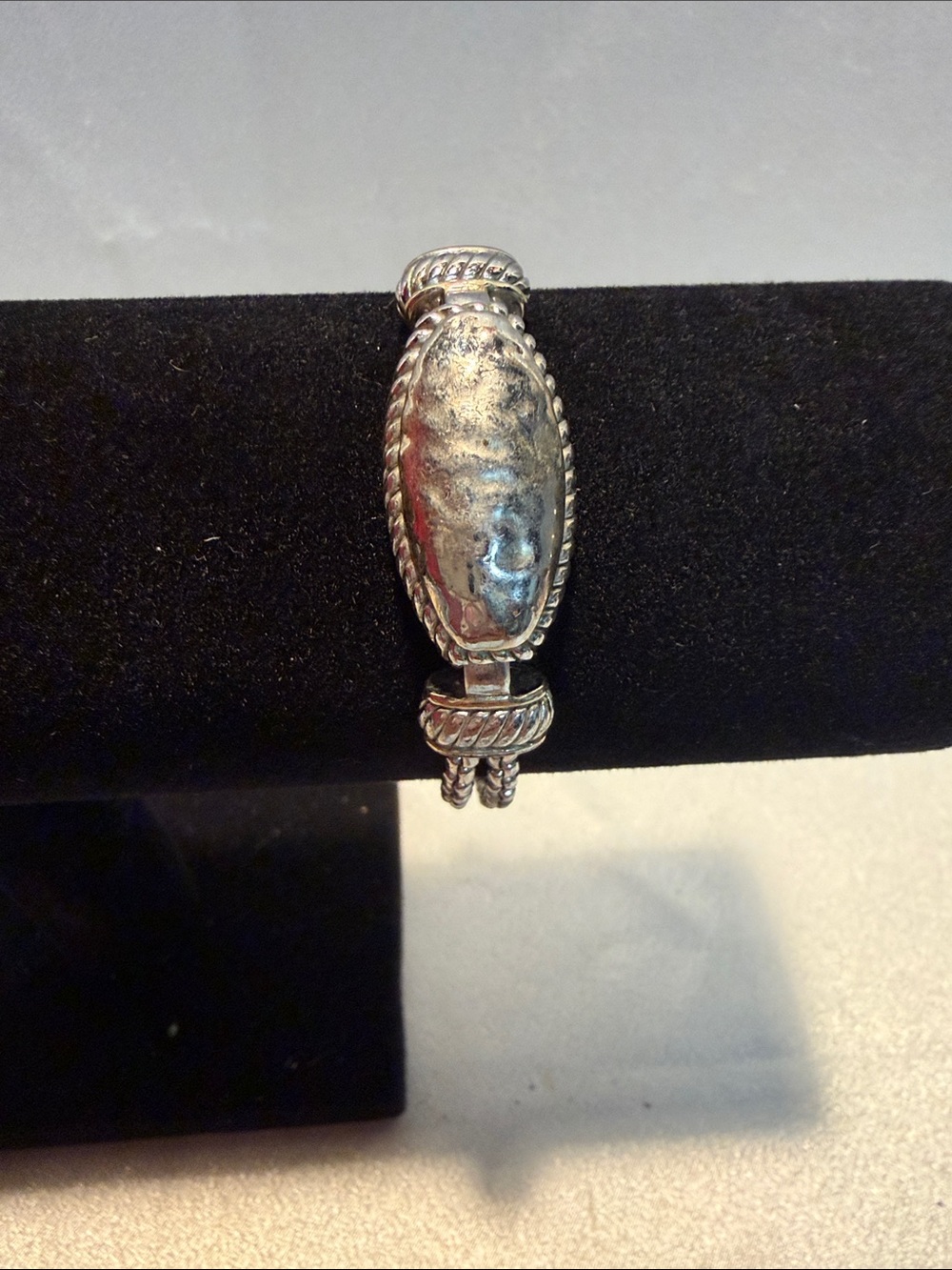 Source Unknown Antique  Sterling Silver Rope Oval Hammered Center Bracelet